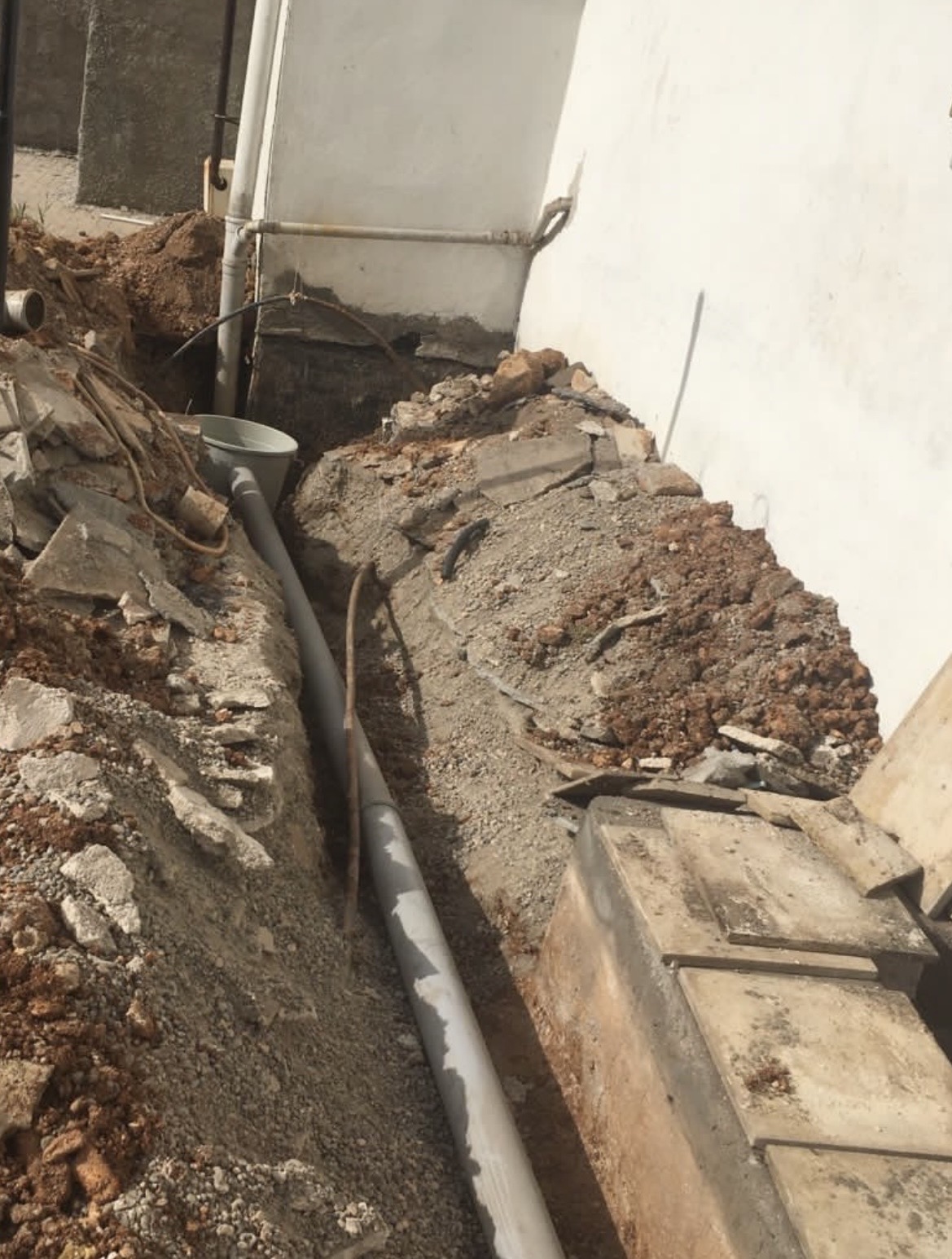 Dış alanda yenilenen ana gider hattı borusu