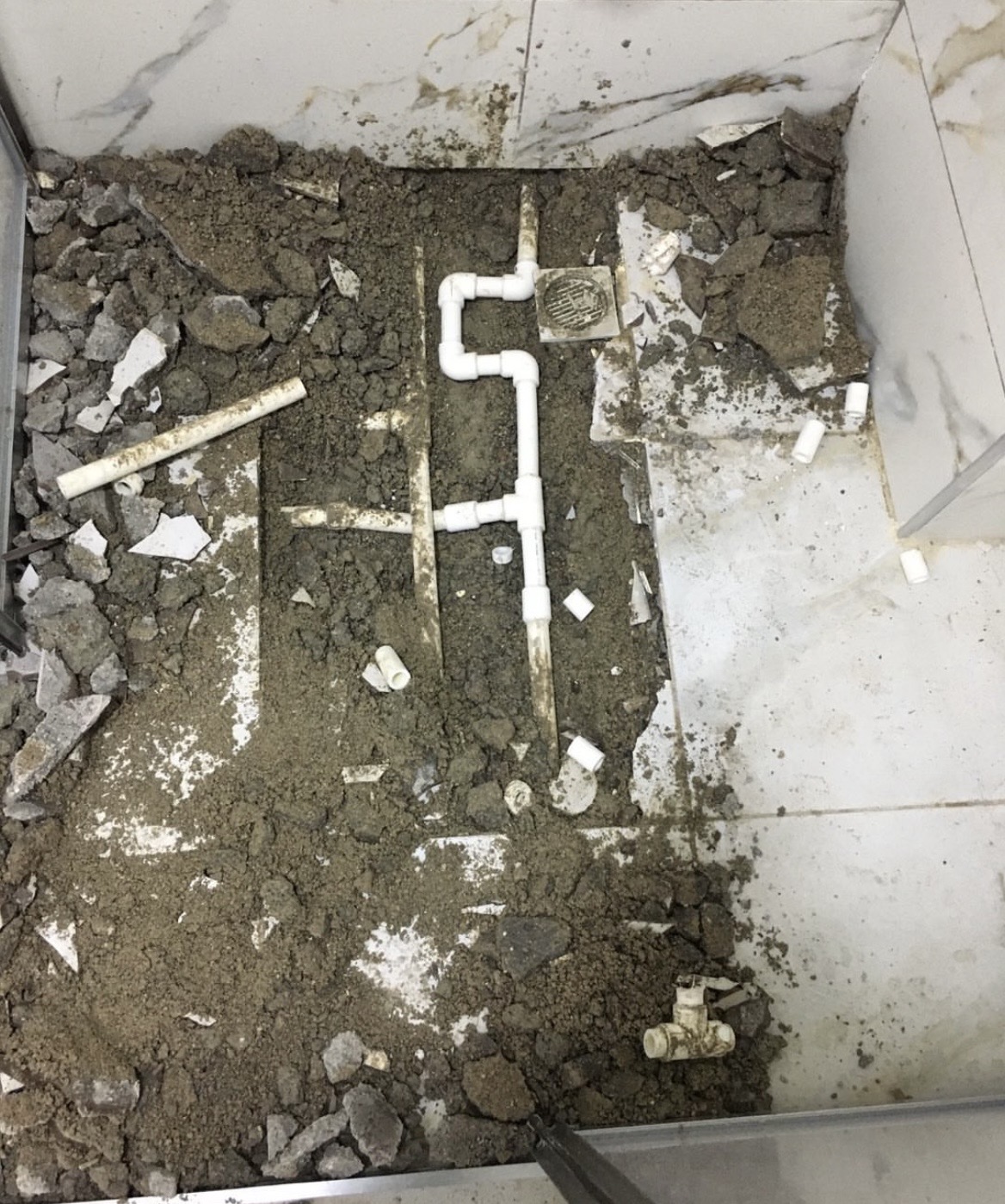 Banyo zemininde yenilenen gider ve temiz su tesisatı