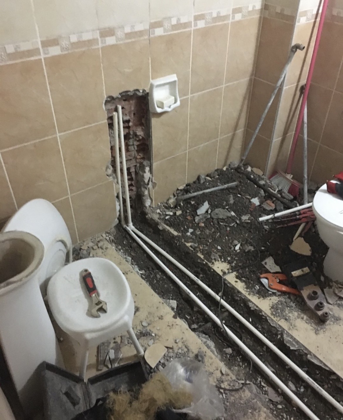 Eski demir tesisatın plastik boru hattına dönüştürülmesi