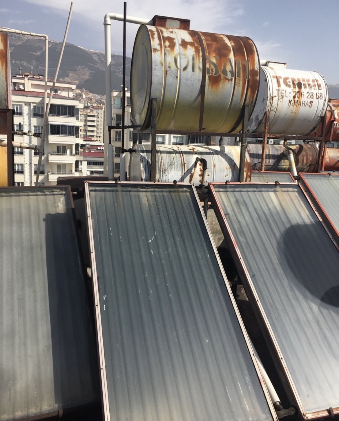 Güneş enerjisi sıcak su sisteminde yapılan tesisat tamiri