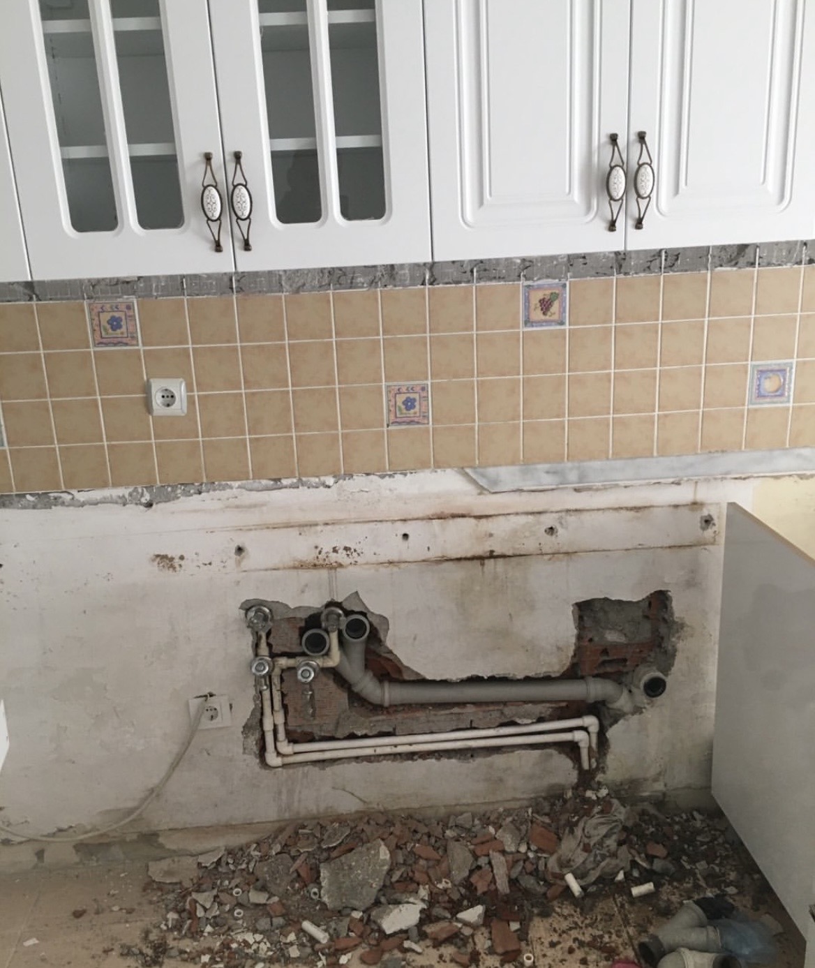 Mutfak evyesi altında yapılan gider hattı açma işlemi