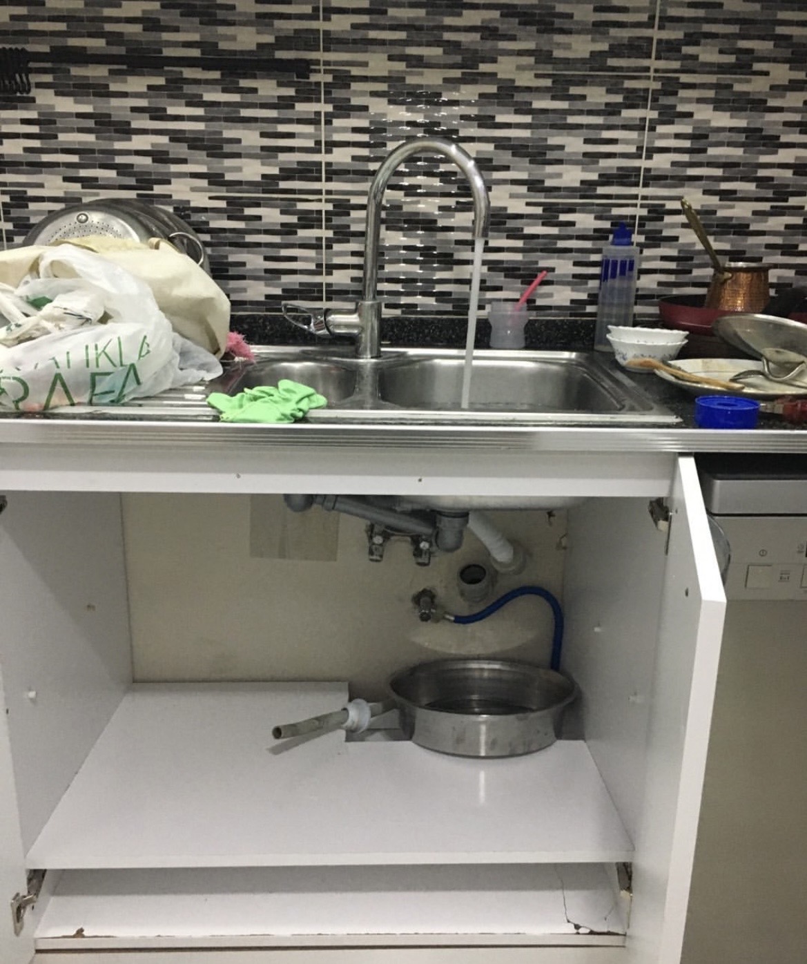 Mutfak tezgâhı altında yenilenen temiz su ve gider tesisatı