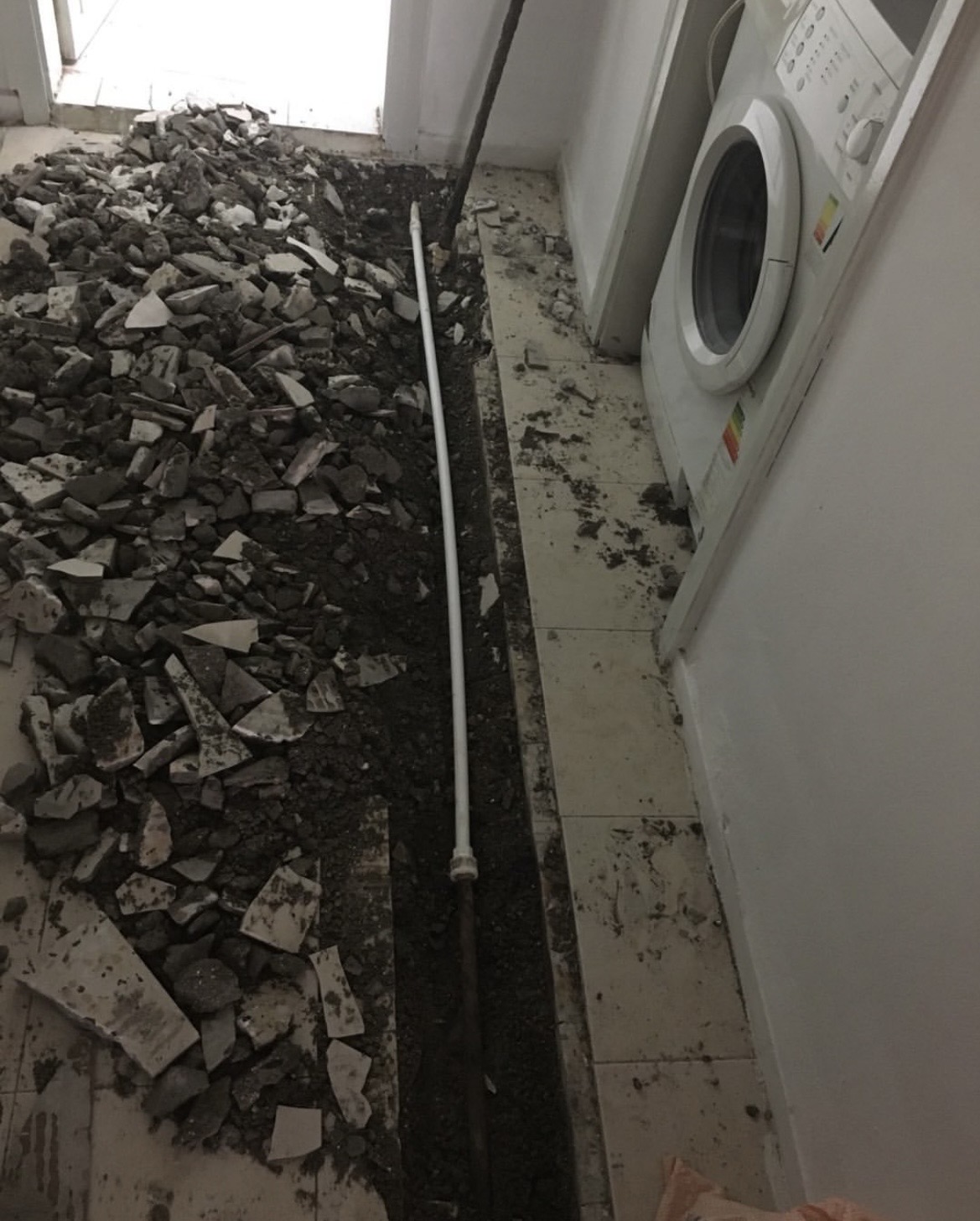 Su tesisatında yenilenen plastik boru hattı