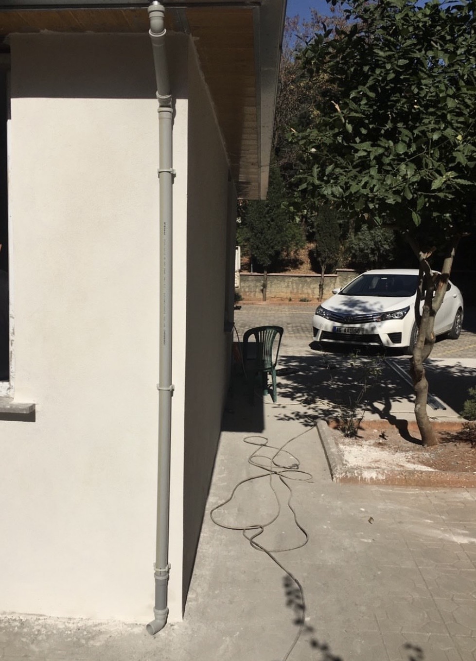 Bina dış cephesine monte edilen yağmur suyu iniş borusu